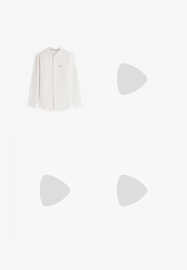 Tommy Hilfiger ELEVATED ESSENTIALS - Πουκάμισο - white; Μπεζ λινές βερμούδες με κλείσιμο από κουμπί, επίπεδο μπροστινό μέρος, πλάγιες τσέπες και κυλιόμενα τελειώματα, με υφή που προσφέρει αναπνοή.; Καφέ μοκασίνι από σουέτ με ραμμένες λεπτομέρειες που αιωρείται πάνω από μπεζ χαλί, με πορτοκαλί διάφανο έπιπλο στο παρασκήνιο.; Καφέ δερμάτινη ζώνη με ασημί ορθογώνια αγκράφα και μικρή ορθογώνια ετικέτα λογότυπου με κόκκινο, λευκό και μαύρο σχέδιο κοντά στην αγκράφα.