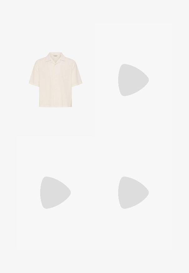 Chemise à manches courtes, de couleur blanc cassé, boutonnée, avec un col de style camp et un tissu texturé, présentée sur un fond uni.; Pantalons rayés gris clair, coupe droite, avec une fermeture à bouton unique à la taille et deux poches avant. Texture lisse.; Sandale noire à bout ouvert avec deux brides réglables avec boucle et une semelle texturée pour l’adhérence, présentée en profil.; Lunettes de soleil Ray-Ban avec des verres verts, monture en plastique noir et accents dorés sur les bords. Forme carrée avec une finition mate.