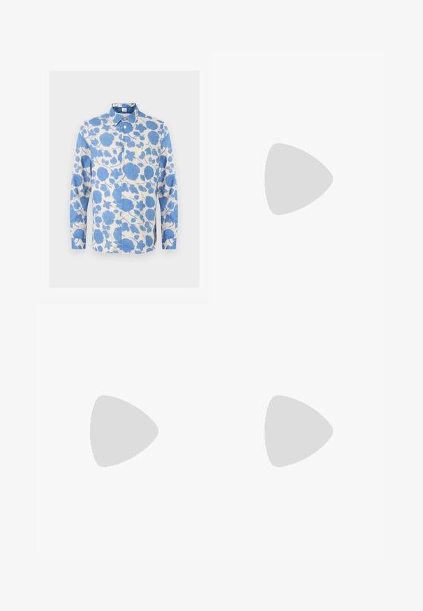 Chemise à manches longues avec un motif floral bleu sur fond blanc, dotée d'un col classique et de boutons beige sur le devant.; Pantalon beige à taille élastique avec cordon et poches latérales, coupe droite, présenté sur un fond blanc plat.; Baskets basses blanches avec un dessus en cuir texturé, semelle crémée à stries, et accent de talon tan. Présente des lacets blancs et un logo sur le talon.; Sac banane en tissu marron foncé avec poche zippée en diagonale et petit logo blanc sur le devant, sur un fond clair uni.