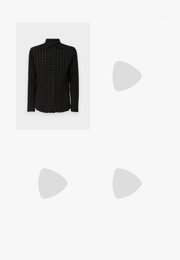 Zwarte langemouwen shirt met een gestructureerd ruitpatroon in donkere tinten, voorzien van een knoopsluiting aan de voorkant, een kraag en manchet met bijpassende strepen.; Han Kjøbenhavn RELAXED TRACK TROUSERS - Broek - black; Zwarte leren herenloafer met een lage hak en mocassinstiksels op de teen, zijaanzicht op een effen achtergrond.; Zwarte crossbody tas gemaakt van gestructureerd materiaal. Beschikt over een ritssluiting, een voorzak met rits en een metalen logoaccent. Inclusief verstelbare schouderband.