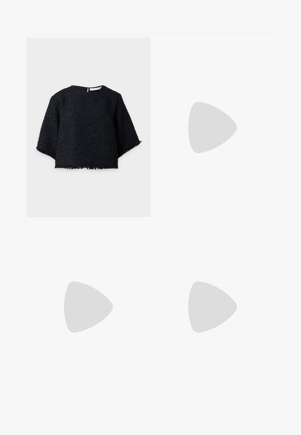 Top negro texturizado de manga corta con escote redondo y bordes sin rematar, mostrado plano sobre un fondo gris claro.; Jeans de mezclilla de color azul claro, de pierna ancha, con una cintura de altura media, cinco bolsillos y un cierre de botón con herrajes metálicos y un acabado desgastado.; Sandalia de tacón alto negra con una estrecha correa en el tobillo, punta cuadrada, material de cuero liso y detalle de hebilla metálica.; Pequeño bolso de mano de cuero burdeos con cierre metálico plateado y correa de muñeca sobre un fondo blanco.