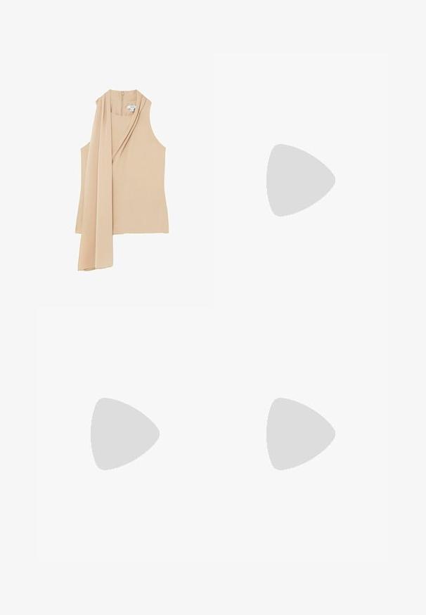 Ærmeløs beige top med draperet stofdetalje på venstre side og lynlås på ryggen.;  Sorte skinny jeans lavet af strækbart denim, med en lukning foran med knap, fem lommer og en glat, jævn tekstur.; Steve Madden LAVAN - Høje støvler/ Støvler - brown; Sort mulepose med beige krydsmønster, to lange hanke og en hængende mærkat på en ensartet lys baggrund.