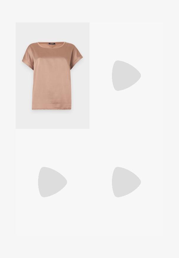 Blouse en satin marron clair à manches courtes, col rond, coupe décontractée et légère brillance sur fond uni.; Jean en denim bleu avec une coupe droite, présentant des zones décolorées, un design à cinq poches et une fermeture en métal à la taille.; Escarpin en daim noir à bout pointu avec un talon stiletto fin de hauteur moyenne et un design à coupe basse sur un fond uni.; Pochette en cuir beige avec rabat avant et fermeture par sangle verticale, sur un fond clair uni.