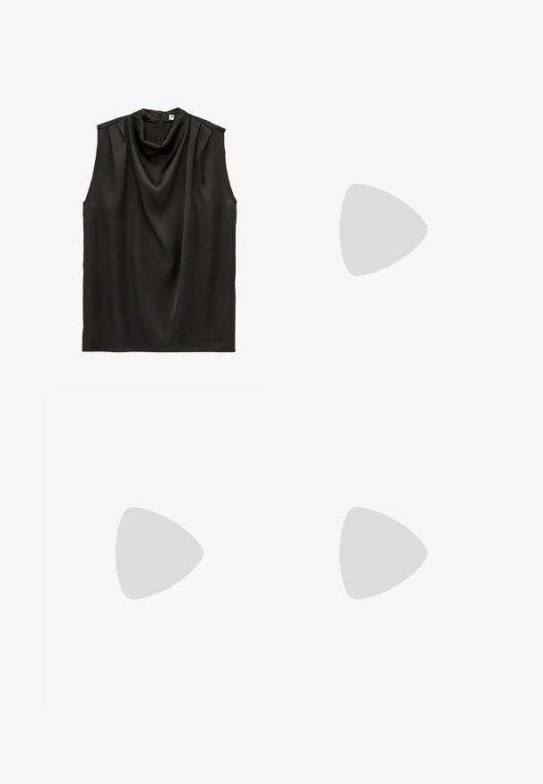 Sort ærmeløs bluse med draperet halsudskæring og skjult lynlås bagpå.; Sorte bredbenede jeans lavet af denim. Har en høj talje, for- og baglommer samt sølvfarvet hardware på knap- og lynlåslukningen.; Sorte knæhøje støvler lavet af blank læder, med spidse tå og en chunky geometrisk hæl med en glat tekstur.; Sort stof håndtaske med en afrundet form, der har sølvfarvede cirkulære metalnitter arrangeret i et mønster, samt et bundet stofaccent.