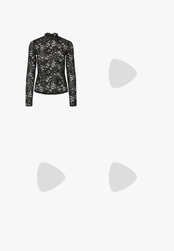 Haut en dentelle noire à manches longues avec col haut agrémenté d'une bordure à volants, motifs floraux et texture transparente. Conçu pour un ajustement près du corps.; GmbH LONG SKIRT WITH A KNOT - Jupe longue - black; Botte noire en cuir jusqu'au milieu du mollet avec un talon bas carré, deux boucles argentées à la cheville, une boucle près du haut, et une sangle avec un détail en anneau métallique.; Broche en forme d'étoile en métal argenté avec des strass clairs. Le design central présente un emblème circulaire avec des détails délicats.