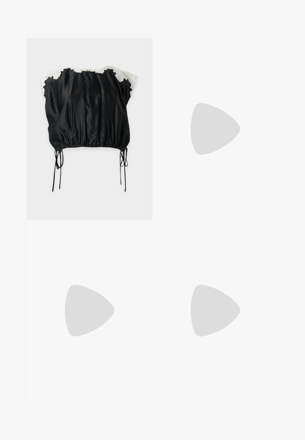 Blouse en satin noir avec accents en dentelle blanche aux épaules, manches courtes, ourlet élastique et liens coulissants latéraux sur fond uni.; Pantalon noir taille haute à jambes larges et plissées, avec tissu transparent de mi-cuisse jusqu'à l'ourlet, présenté sur un fond uni.; Sandale de pêcheur en cuir noir avec bout ouvert, multiples brides et fermeture à boucle dorée sur une semelle plate, vue de profil.; Sac à main en cuir noir avec des détails en franges, chaîne dorée pour l'épaule et une poignée découpée. Présente le logo sur le devant.