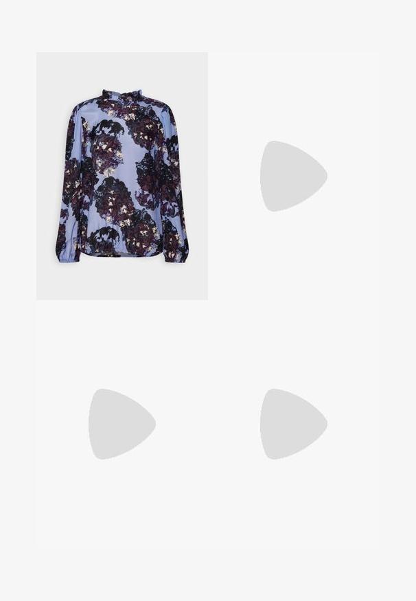 Langärmlige Bluse in Hellblau mit dunkelblumenmuster. Verfügt über einen Rüschenausschnitt und elastische Bündchen für zusätzlichen Textur.; Schwarze, weite Hosen aus luftigem Material, mit glatter Textur, vorderem Knopfverschluss und Seitentaschen.; Schwarzer Lederflatschuh mit runder Zehenform, einem verstellbaren Schnallenriemen und einer glatten, glänzenden Oberfläche. Minimalistisches Design mit einem niedrigen Absatz.; Goldene Creolen mit einer strukturierten, unregelmäßigen Oberfläche. Sie verfügen über ein leichtes Design und eine runde Form, die sich für den täglichen Gebrauch eignet.