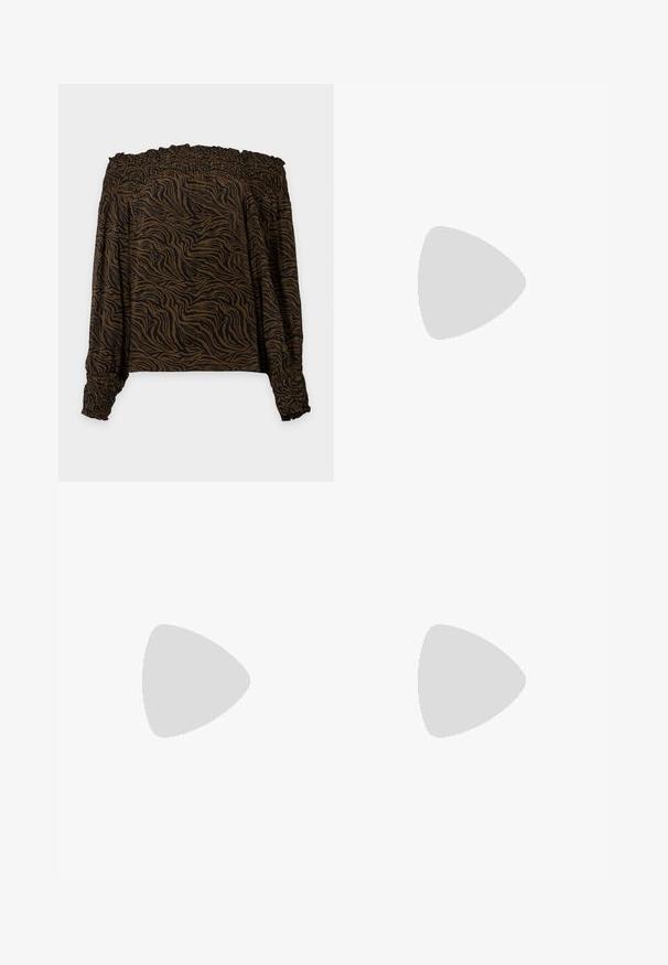 Off-shoulder langærmet bluse med brun og sort tigerstribet mønster, elastisk halsudskæring og manchetter, løs pasform.; Sort brede bukser lavet af letvægtsmateriale, der har teksturerede mønstre på siderne og lynlåsåbninger ved kanten.; Sorte slidesandaler med en bred overdel, glat læderstruktur, åbent tådesign og gulddetalje på remmen. Flad sål.; Olivengrøn læderhåndtaske med en struktureret form, dobbelthåndtag, diskrete syninger og et mærke fastgjort med en guldkæde.