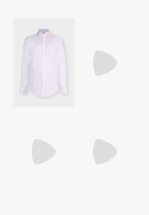 Chemise habillée pour homme à manches longues, rose clair, avec boutons sur le devant et col pointu sur fond blanc.; Pantalon noir sur mesure avec fermeture à boutons, passants de ceinture, plis avant et ourlets retroussés sur fond blanc uni.; Chaussure habillée noire brillante en cuir à lacets flottant au-dessus d'un tapis beige avec une table ronde marron brillante en arrière-plan.; Ceinture en cuir noir avec une boucle en métal argenté brillante, texture lisse et bords cousus. Dispose d'une boucle pour fixer l'extrémité de la ceinture.
