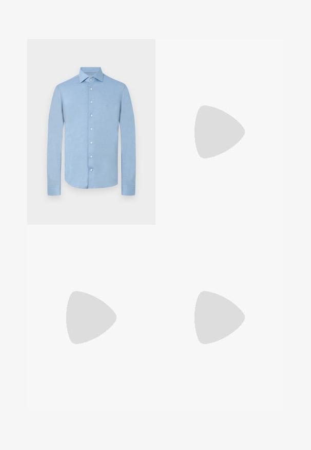 Hellblaues Langarm-Hemd mit Knopfleiste, klassischem Kragen und weißen Knöpfen, auf hellem, schlichten Hintergrund präsentiert.; Dunkelblaue Denim-Jeans mit geradem Bein-Design, klassischer Fünf-Taschen-Anordnung und Metallknopfverschluss. Glatte Textur.; Schwarze Lederleter mit einer abgerundeten Zehenpartie, ausgestattet mit goldenen Hardwareakzenten und Stichdetails, auf einer niedrigen, strukturierten Gummisohle.; Schwarze strukturierte rechteckige Lederaktentasche mit Doppelgriffen, vorderer Reißverschlusstasche und verstellbarem Schultergurt, auf weißem Hintergrund dargestellt.