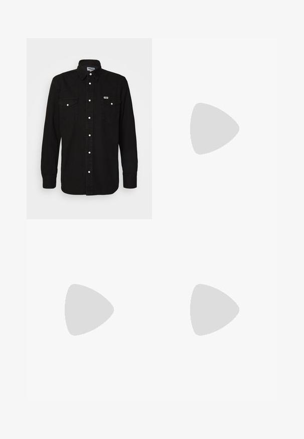 Sort skjorte med knapper og spidse krave, to brystlommer, hvide trykknapper og tekstureret stof. Wrangler-logo på venstre bryst.; Lyseblå denim jeans med lige pasform, der har fem lommer, knaplukning og subtil falming ved lårene og kanten.; Sort-hvid Nike Air Force 1 sneaker svævende over en lyserød betonflade med en grå stenbaggrund.; Sølv kædedesign med skiftende sektioner af solid sorte accenter. Har en glat, poleret finish og et let design.