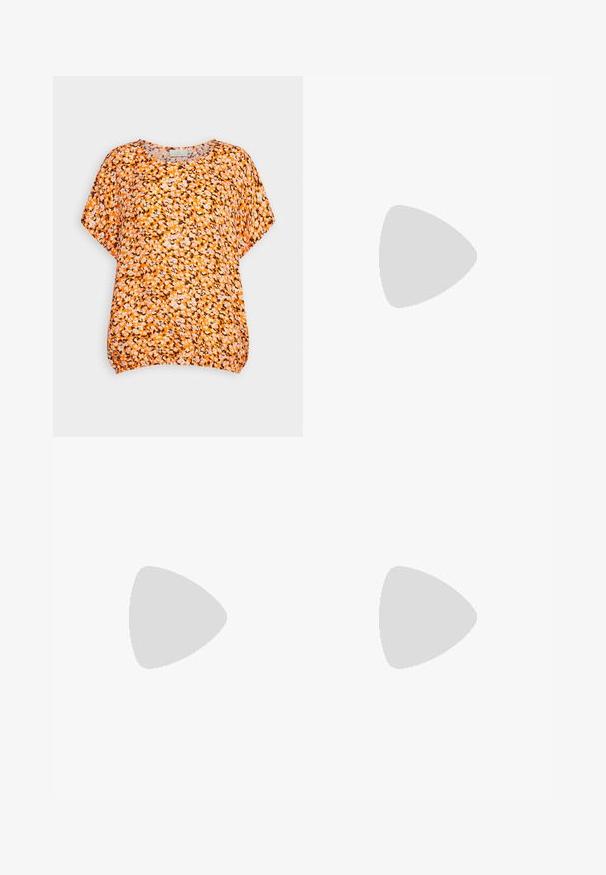 Kaffe SOMIA STANLEY - Tričko s potlačou - orange; GAP FAVORITE MOON - Džínsy skinny fit - dark moon; Čierne sandále s plochou podrážkou, nastaviteľnou prackou, dvoma širokými popruhmi a hladkým povrchom, navrhnuté pre pohodlie a jednoduché obúvanie.; Skloňované slnečné okuliare v želvovej farbe so zlatými kovovými detailami na spánkoch a gradientnými hnedými sklami, zaobleného tvaru.