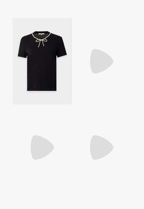 Schwarzes T-Shirt mit kurzen Ärmeln und rundem Ausschnitt, das ein dekoratives Perlenketten-Design zeigt, das vorne zu einer Schleife gebunden ist.; Hoch taillierte blaue Jeans aus Denim mit weitem Bein, zwei Fronttaschen und zwei Gesäßtaschen; strukturiert mit einem ausgewaschenen Look.; Schwarze lackierte Riemchensandalen mit quadratischer Zehenpartie und niedrigem Blockabsatz. Ausgestattet mit vergoldeten Beschlägen und verstellbaren Knöchelriemen.; Schwarze Lederhandtasche mit geschwungener Form, langem verstellbarem Riemen und Fransen an beiden Seiten vor hellem Hintergrund.