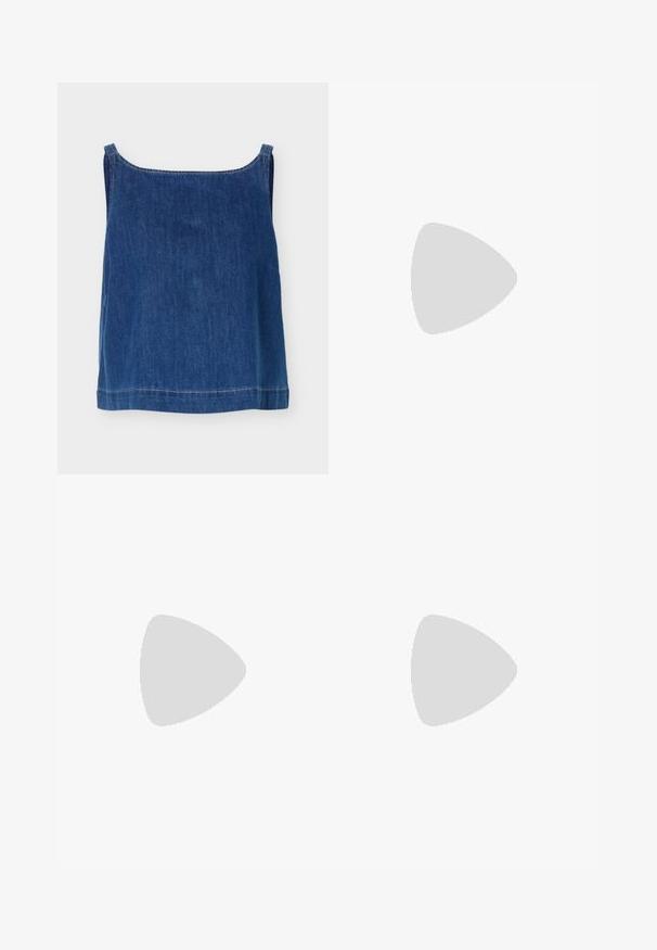 Top sin mangas de mezclilla azul con tirantes anchos, escote recto y costuras blancas visibles a lo largo de los bordes.; Jeans de mezclilla azul de tiro alto con perneras anchas, bolsillos frontales, cierre de botón y un degradado de color desgastado que va desde la cintura hasta el dobladillo.; Sandalias de plataforma de ante marrón con tacones gruesos blancos, que presentan una correa de tobillo ajustable y acentos dorados. Suela de goma texturizada para un buen agarre.; Bolso tipo cubo de denim con patrón de rombos acolchado, cierre de cordón gris, acentos metálicos plateados y textura suave, que cuenta con una correa removible.