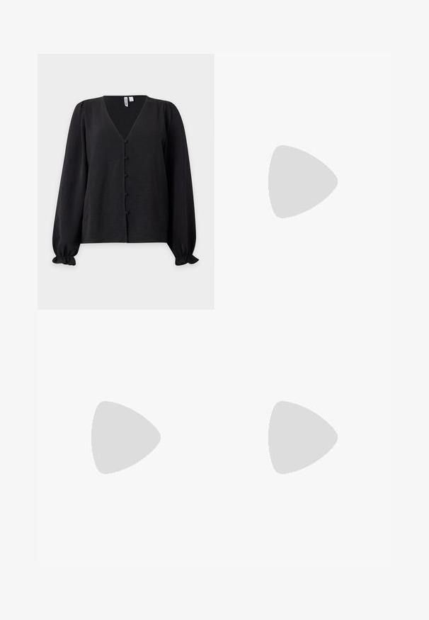 Blouse noire à manches longues avec col en V, boutons recouverts de tissu sur le devant, manches bouffantes et poignets élastiques à volants.; Pantalon en dentelle noire taille haute avec doublure opaque sur le haut et larges jambes transparentes s'étendant du milieu de la cuisse jusqu'à l'ourlet.; Sandale à talon bas ouverte noire avec un tissu transparent orné de clous décoratifs transparents et une semelle lisse.; Sac à main en motif peau de serpent noir et blanc avec deux poignées, une fermeture à cordon et une bandoulière amovible. Texture lisse.