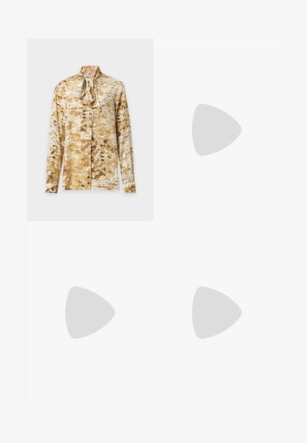 Langærmet bluse med guld- og beige bølgemønster og en knyttet sløjfehals på en ensfarvet baggrund.; Beige blyantskørt lavet af glat stof, med knapper i siden, en strømlinet silhuet og uden synlige lommer eller mønstre.; Sort højhælet sandal med tynde stropper, en anklespænde og en slank stiletthæl på hvid baggrund.; Sort quiltet læderhåndtaske med guldkædestrop og gyldent Love Moschino-logo foran i midten.