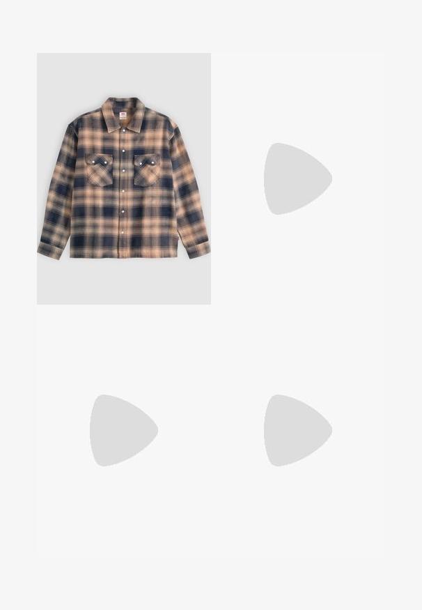 Langärmelige karierte Hemdjacke in Beige und Dunkelblau mit zwei aufgesetzten Taschen vorne und weißen Druckknöpfen in der Mitte.; Ausgestellte blaue Jeans aus Denim mit mittelhohem Bund, die von dunkel zu hell verblassen. Sie verfügen über fünf Taschen und einen Knopfverschluss.; Brauner Lederstiefel mit Patchwork-Design und schwarzer Spitze, schwebt über einer Holzbank im Freien.; Reiss JONNY WESTERN - Gürtel - chocolate brown