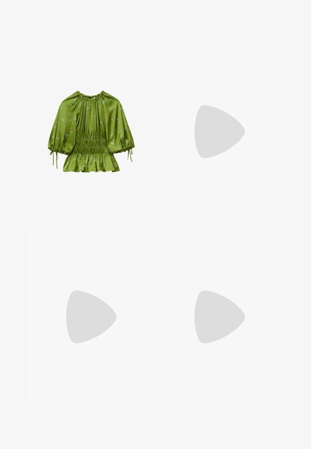 Groene blouse met kleine blauwe bloemenprint, geplooide halslijn, pofdriekwartmouwen met strikjes, gerimpelde taille en gerafelde zoom.; CLOSED JOVANNA - Bootcut jeans - light blue; Zwarte gepoetste leren balletschoenen met een ronde neus, een klein strikje en een gladde textuur; heeft een lage platte zool en een lusje aan de hiel.; Kleine donkerrode leren handtas met geplooide textuur, rechthoekig handvat met uitsparing en afneembare schouderriem tegen een witte achtergrond.