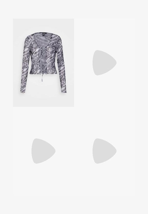 Pieces PCKAIA TIE - Blusa - bright white/black magnet; Jeans ajustados negros con bolsillos frontales, pasadores para cinturón, cierre de botón y cremallera, mostrados sobre un fondo blanco.; Mules negros con tacón, de parte superior de cuero mate y suave, puntera abierta, banda ancha en el empeine y tacón cuadrado y delgado.; Bolso de mano negro y plateado con una superficie texturizada que presenta un patrón de diamante, un asa anudada y una forma estructurada.