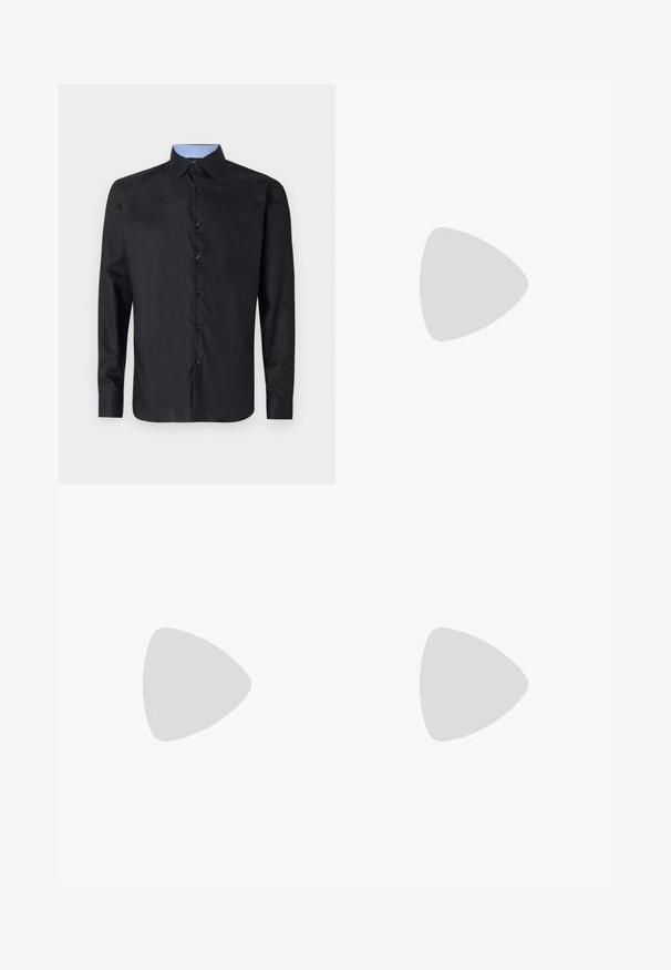 Chemise noire à manches longues en tissu lisse, avec un front boutonné, un col pointu et un col intérieur à carreaux bleu clair.; Pantalon large noir taille haute avec plis à l'avant, poches latérales, passants pour ceinture et fermeture par bouton sur fond gris clair.; Mocassins en cuir noir avec une semelle en caoutchouc texturé et épais, dotés d'une sangle à l'avant et d'un logo discret sur le talon.; Ceinture en cuir noir avec une boucle en métal noir mat, présentant une surface plate et lisse et une extrémité effilée. Design simple sans embellissements.