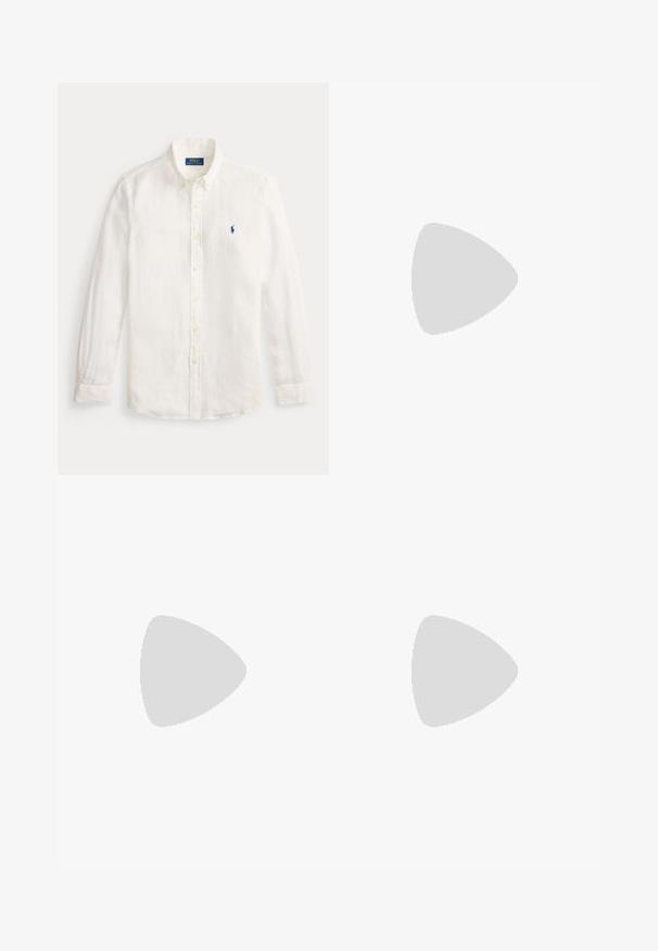 Witte linnen overhemd met lange mouwen, met een klassieke kraag en een klein blauw geborduurd logo op de linkerborst.; Witte katoenen shorts met een verstelbare trekband in de taille, omgeslagen zoom met strikjes en platte voorzakken. Soepele, lichte stoftextuur.; Bruine leren loafer met gestikte details, robuuste zwarte zool en klein "Polo"-label aan de zijkant.;  Schildpadzonnebril met groene lenzen, ronde vorm, gouden accenten en donkergroene pootjes met een witte streep.