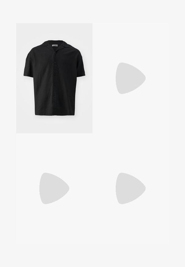 Denim Project DPBLEND - Camisa - black; Bermudas negras a medida de tela ligera, con corte recto, pliegues simples y cierre frontal de botón.; Zapatilla de cuero negra con rayas blancas, suela de goma texturizada y parte frontal con cordones. Cuenta con una etiqueta de marca en la lengüeta.; Bolsa mensajera negra de cuero con cierre de solapa, correa ajustable y un acabado texturizado. Presenta un parche con el logo en la parte frontal.