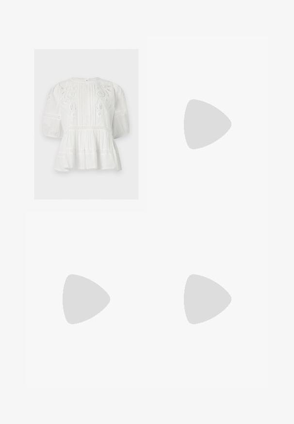 Hvid bomuldsbluse med puffede ærmer, blondeindsatser, broderede blomsterudskæringer, lodrette plisseringer og en skørt kant.; Lyseblå flagrende jeans i denim af bomuld. Features høj talje, fem lommer og synlige sømme langs sømme og kant.; Sort læderankelstøvle med en slouchy overdel, spænde detaljer og en tyk, robust sål. Har rund tå og glat tekstur.; Vinrød læderhåndtaske med halvmåneform, lynlås og aftagelig rem. Glat tekstur med en subtil glans.