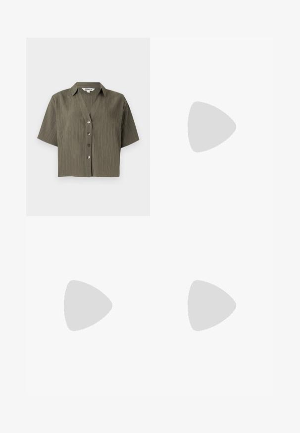 Camisa de manga corta verde oliva con textura, cuello y cuatro botones en la parte delantera, con etiqueta "ONLY" en el interior del cuello.; Pantalones de pierna ancha verde claro con cintura elástica y cordón. Hechos de una tela suave y texturizada; bordes rematados sin patrones visibles.; Zapato plano de cuero negro, de pie verticalmente sobre una superficie de asfalto cerca del borde de una acera con baldosas.; Bolso de hombro de cuero negro con detalle de correa con hebilla, bordes curvos y costuras blancas en contraste sobre un fondo liso.