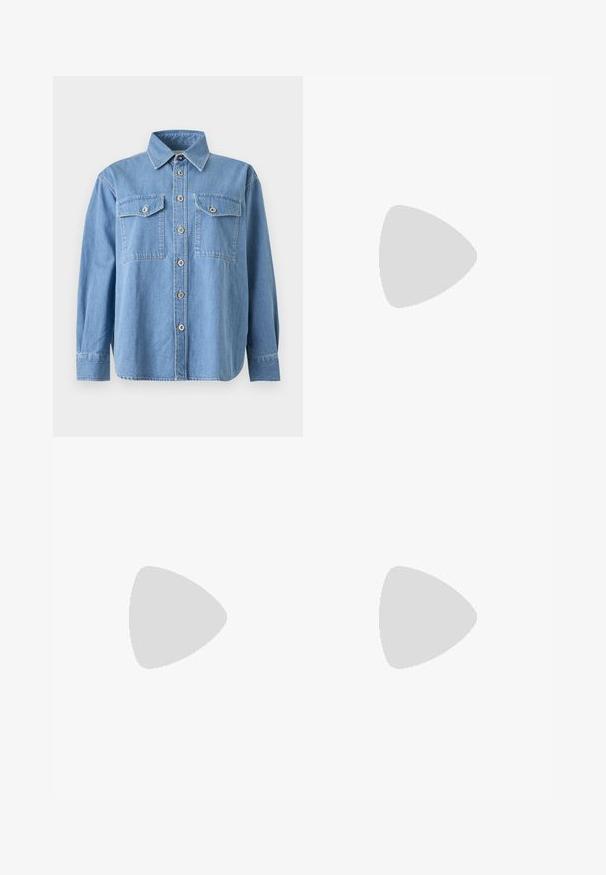Camisa de mezclilla azul claro de manga larga con cierre de botones en la parte delantera, cuello puntiagudo y dos bolsillos en el pecho con solapa y botón sobre fondo blanco.; Jeans de mezclilla azul oscuro con corte recto, con costuras naranjas, bolsillos frontales y cierre de botón. Tejido duradero con una textura suave.; Botín de ante marrón oscuro con puntera puntiaguda y tacón bajo redondo decorativo sobre fondo liso y claro.; Cinturón de cuero marrón con una hebilla de doble gancho en tono dorado y dos bandas decorativas. Textura suave, diseño sencillo.