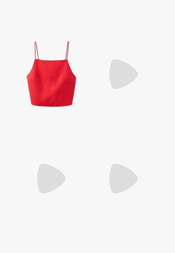 Rød crop top med tynde dobbelte spaghetti stropper og en lige halsudskæring, lavet af et glat stof.; Rød strikket nederdel med en tætsiddende pasform, der har en sideslids og en kant, der sidder lige over midt-lår. Glat tekstur, enkel konstruktion.; Rød gummi flip-flop med tekstureret sål og slanke, blanke remme mod en hvid baggrund.; Lyse rød tekstureret mulepose med to håndtag og lille hvid rektangulær etiket foran mod en ensfarvet baggrund.