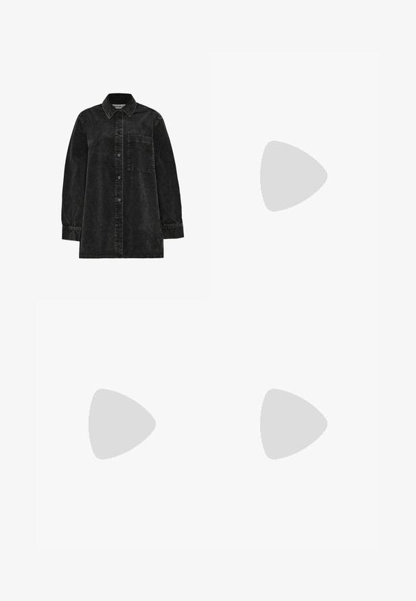 Minimum LAYNE  - Chemisier - dark grey; Pantalon noir taille haute à jambes larges avec plis, passants de ceinture et fermeture avant dissimulée.; Bottine en daim noir, à bout rond, dotée d'une semelle surélevée et d'une boucle sur le côté pour un enfilage facile. Le design est simple avec des accents minimaux.; Sac à main rectangulaire tissé marron foncé avec deux petites poignées et une pochette en tissu noire à cordon à l'intérieur.