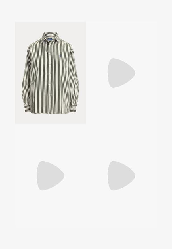 Camisa de manga larga con botones, con rayas verticales blancas y verde oscuro y un pequeño logo bordado en el pecho izquierdo.; Pantalones blancos de pierna recta con grandes bolsillos parche delanteros, trabillas para cinturón y cierre con botón en la cintura.; Zapato plano slingback de ante negro con punta puntiaguda, tacón bajo y correa ajustable con hebilla dorada.; Bolso de mano de cuero negro en forma de media luna con una única correa de hombro ajustable y detalle de hebilla plateada en el lateral.