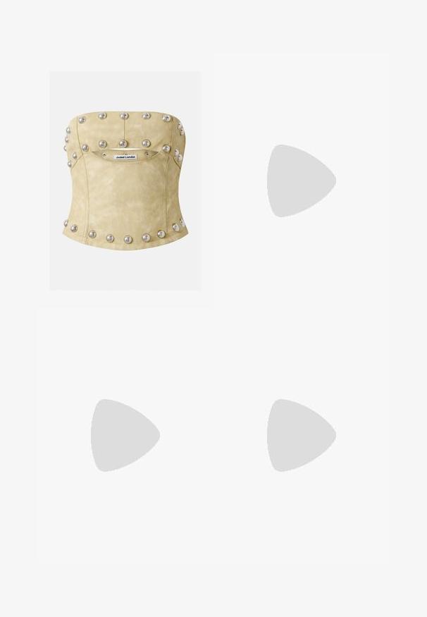 Beige stropløs læderkorsettop med sølvrundede nitter og synligt "Jaded London"-mærke foran i midten.; Next SEQUIN    - Bukser - black; Sorte glansfulde ankelstøvler med elastiske sidepaneler, rund tå og en struktureret gummisål. Designet har en trækflap bagpå.; Guld metallic clutch taske med stor sløjfedetalje foran og tynd skulderrem, glansfuld finish, rektangulær form.