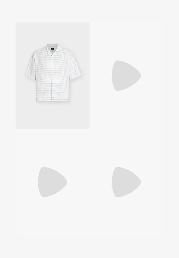 Chemise blanche à manches courtes avec fines rayures horizontales bleu, marron et beige, avec un col camp.; Short en denim bleu clair avec taille élastique et texture subtile, présenté à plat sur un fond blanc uni.; Sandale claquette en cuir marron avec une semelle noire suspendue au-dessus d'un tapis beige dans un intérieur aux tons neutres.; Sac bandoulière en cuir marron foncé avec fermeture à rabat et sangle en tissu réglable sur fond blanc.