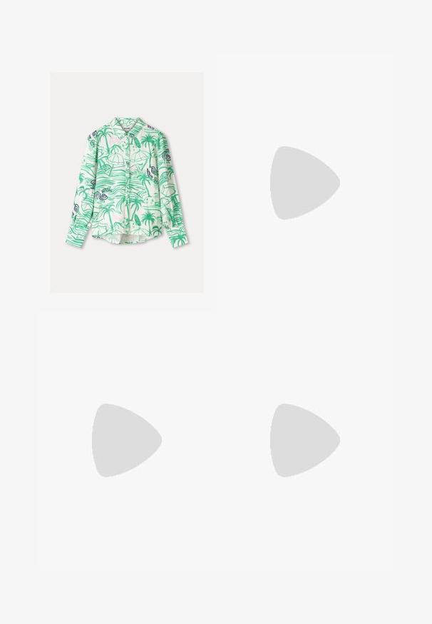 Witte blouse met knopen en groen-blauwe tropische print met palmbomen, strandparasols, golven en zeepaardjes.; Crème-kleurige shorts van gestructureerde stof met een subtiel patroon, voorzien van een sluiting met een knoop aan de voorkant en zijzakken.; Geweven leren slidesandalen in lichtbruin, met een oversized geweven bovenkant en een platte zool. De spitse neus zorgt voor een strakke uitstraling.; Beige geweven strooien tas met twee schouderbanden en subtiele cursieve borduurwerk aan de voorkant, tegen een effen achtergrond.