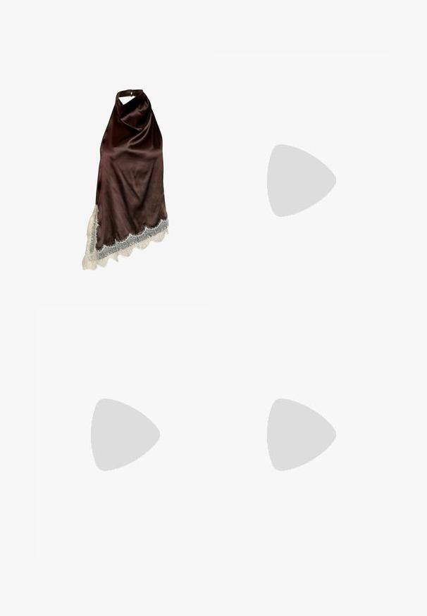 Robe dos nu en satin marron foncé avec un ourlet asymétrique et une bordure en dentelle blanche le long du bas.; Pantalons gris taille haute à jambes larges avec passants de ceinture et plis avant, présentés sur un fond blanc.; Baskets marron foncé et blanches présentant un mélange de suède et de cuir, une semelle en caoutchouc couleur gomme, un design à lacets et un accent en zigzag sur le côté.; Sac à main en cuir noir texturé avec une seule anse courbée et un corps large en forme de croissant.