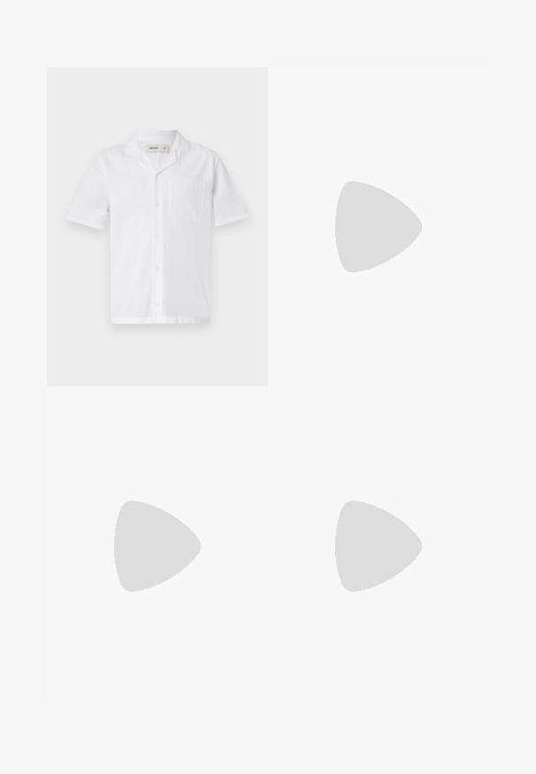 Chemise blanche à manches courtes et à boutons, avec une poche, dotée d'un tissu texturé et d'un design de col décontracté.; Shorts de bain bleu marine avec une taille élastique, un cordon de serrage, et des accents brodés de couleur claire à l'ourlet présentant des motifs géométriques.; Baskets blanches en matière synthétique lisse, avec des lacets plats, une pointe perforée et une semelle en caoutchouc dotée d'un motif de grip texturé.; Sac fourre-tout en toile crème avec poche avant, deux poignées, bandoulière réglable et petit texte jaune "O.N.S" en bas à droite de la poche.