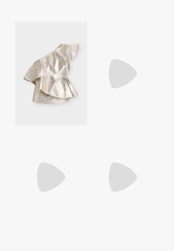 Asymmetrische metallic zilveren top met gelaagde ruches en een off-shoulder ontwerp, gemaakt van een gestructureerde glanzende stof.; Wijde, hoog getailleerde broek in roomkleur met een elastische beige tailleband, weergegeven op een effen lichte achtergrond.; Steve Madden VERO - Hoge hakken - champagne; Kleine beige handtas met plooien, voorzien van een geknoopt handvat en drie ronde kralenarmbanden die rond het midden zijn gewikkeld.