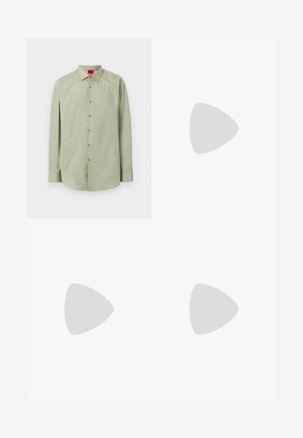 Lichtgroen overhemd met lange mouwen, knoopsluiting, een puntige kraag en een zichtbaar rood merklabel aan de binnenkant van de kraag.; Lichtblauwe denim jeans met een rechtvallende pijp, vijf zakken en een enkele knoopsluiting. Afgewerkt met subtiele stikseldetails.; Zwarte leren loafer met grijs riemdetailelement, lage hak en gestructureerde zool, aan de zijkant gebrandmerkt met "HUGO" in goud.; Zwarte leren riem met matte zwarte metalen gesp, licht opgerold met het uiteinde van de band rustend op een wit oppervlak.