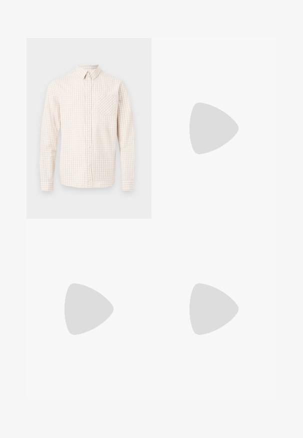Heren blouse met lange mouwen en knopen, met een beige-wit geruit patroon, voorzien van een puntkraag en een borstzak.; Bruine corduroy broek met verticale ribbelstructuur, recht model, enkele knoopsluiting en twee voorzakken.; Lichtbruine suède herenslipper met metalen bitdetail en gestikte moc-toe, profielweergave op een effen witte achtergrond.; Bruine suède riem met een zilveren metalen gesp en een lineaire stikseldetail. De riem is plat en heeft een klassiek formaat en vorm.