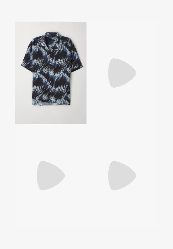 Kortærmet skjorte lavet af letvægtsstof, med et blåt og sort zigzagmønster, knaplukning fortil og spids krave.; Beige chinos med lige ben design, lavet af bomuldsstof, med en enkelt frontknap og standard talje med bæltesløjfer.; Lysebeige sneakers med en glat tekstur, snørelukning og farverig stribet detalje på siden. Hvid gummisål. Ensfarvet bagtil.; Sort læderbælte med en glat overflade, der har en sølv rektangulær spænde og et lyst interiørfoder. Enden er tilspidset for et elegant udseende.