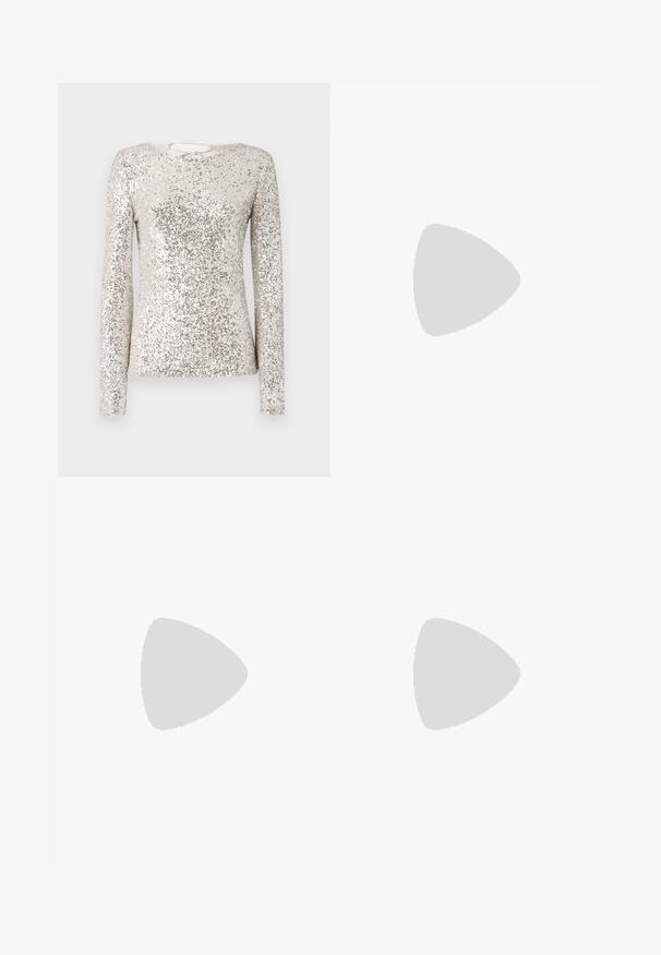 T-shirt à manches longues en argent avec un motif de sequins sur l'ensemble. Comprend un col rond et un détail de lien au dos. Texture lisse et brillante.; Jupe maxi en velours noir ornée d'un motif de sequins en diamant, avec une taille lisse et une silhouette droite.; Escarpin slingback argenté à bout pointu, texture métallique lisse, talon aiguille de 5 cm. Doté d'une bride quart pour plus de sécurité.; Pochette noire en mesh avec une silhouette structurée, ornée de petits clous métalliques, dotée d'une fermeture à clip et d'une bandoulière en chaîne détachable.