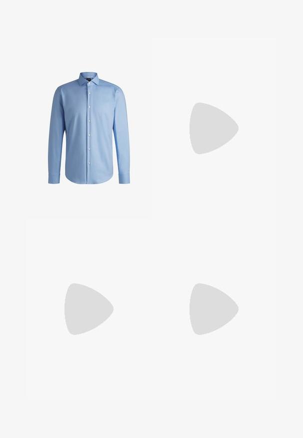 BOSS H-JOE-SPREAD - Košeľa - light blue; Svetlomodré nohavice na mieru so štíhlym strihom, hladkou textúrou, so záhybom vpredu, priliehavým pásom a pútkami na opasok. Bez viditeľných vreciek.; Čierne kožené šnurovacie topánky s okrúhlou špičkou, hladkým povrchom a jemnými detailmi prešitia, nosené so svetlo béžovými nohavicami.; Čierny kožený opasok s hladkým povrchom, striebornou kovovou sponou a jedným pútkom na nastavenie. Má čistý, klasický dizajn.