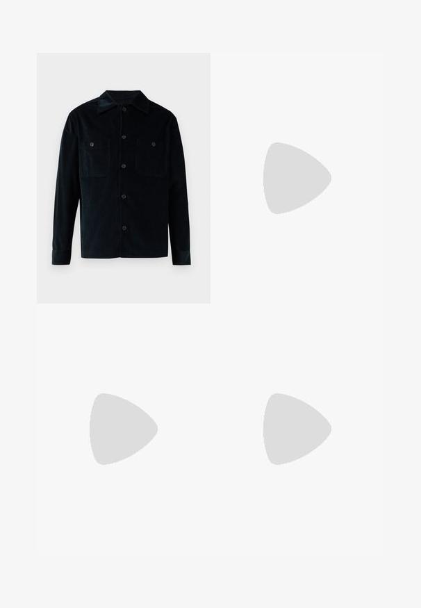 Chemise en velours côtelé bleu marine foncé avec un devant à boutons, un col pointu, deux poches poitrine et des manches longues avec des poignets à boutons.; Pantalon noir à coupe droite, en tissu lisse. Il présente une fermeture à bouton à l'avant et des détails de couture subtils. Conception simple sans motifs.; Mocassins en cuir noir avec un design de style mocassin, présentant une bande décorative et un détail de couture sur le dessus. Talon bloc bas.; Sacoche d'ordinateur portable en cuir noir avec deux poignées supérieures, une bandoulière amovible, une surface texturée et une forme rectangulaire. Patch logo embossé visible.