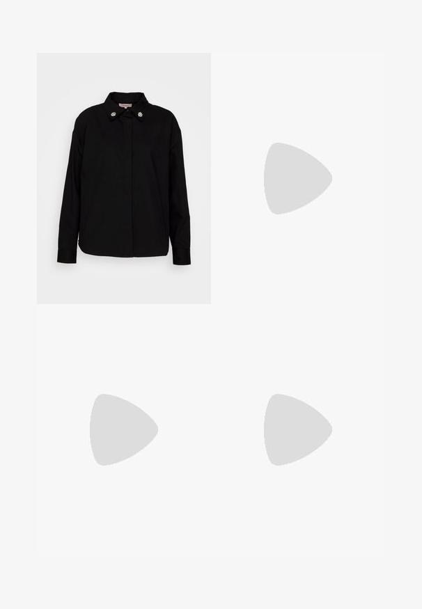 ONLY ONLMEGAN DETAIL  - Overhemdblouse - black; Donkergrijze spijkerbroek met een subtiele vervaging, gemiddelde taille, knoopsluiting en lichte flare aan de pijpen.; Zwarte leren slingback schoen met een spitse neus, lage blokhak en uitsnijdingen aan de zijkanten. Gladde textuur met minimale accenten.; Uncommon Matters SCULPTURAL LARGE CREOLE - Oorbellen - silver-coloured