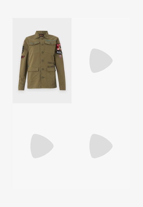 Veste militaire vert olive à boutons sur le devant, avec poches poitrine et inférieures, et plusieurs écussons brodés ainsi que du texte sur les manches et la poitrine.; Pantalons cargo vert olive avec de multiples poches, taille ajustable par cordon, et coupe décontractée. Le tissu a une texture douce et une apparence robuste et durable.; Bottines en cuir marron à lacets, avec une boucle sur le côté, bout rond, semelle robuste et détails de couture pour ajouter de la texture.; Sac à main en cuir vert foncé de forme arrondie, avec des poches zippées et une poche à rabat à l'avant. Présente un matériel en argent et une finition texturée.