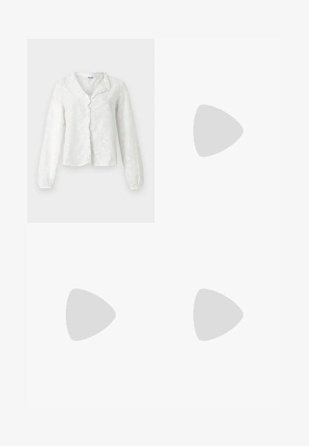 Hvid bluse med lange ærmer med blomsterbroderi, knaplukning foran, V-hals og en let tekstureret stof.; Mellemblå denimshorts med høj talje, knap foran, fem lommer og et bundet stofbælte i taljen.; Sort flip-flop sandal med flad sål, tekstureret sort indersål, glatte stropper og en lille gul accent nær tåposten.; Lille sort blank håndtaske med to lange håndtag og snøre-detaljer i siden på en ensfarvet lys baggrund.