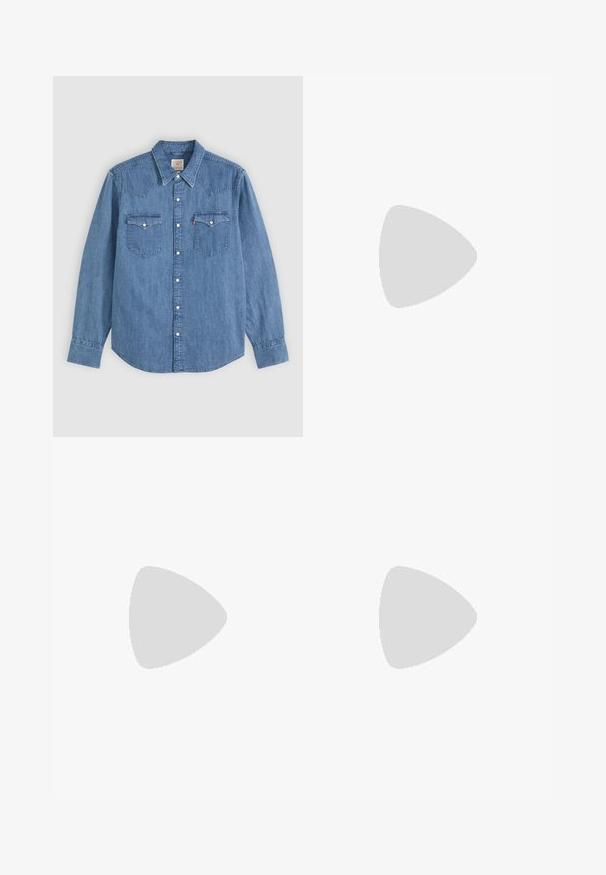 Langärmliges blaues Jeanshemd mit spitzem Kragen, geknöpfter Vorderseite und zwei Brusttaschen mit Knopfklappen vor einfarbigem Hintergrund.; Ausgestellte blaue Jeans aus Denim mit mittlerem Waschungsgrad, im Fünf-Taschen-Design und mit Knopfverschluss. Verfügt über eine ausgebleichte Textur und leichte Abnutzungsspuren.; Braune Leder-Cowboystiefel mit hohem Schaft, spitzem Zehenbereich, aufwendigen Stickmustern und kleinem Absatz. Strukturierte Oberflächenbeschaffenheit.; Brauner Ledergürtel mit einer silbernen Metallschnalle, die eine rechteckige Form hat, sowie mehreren Löchern zur Größeneinstellung.