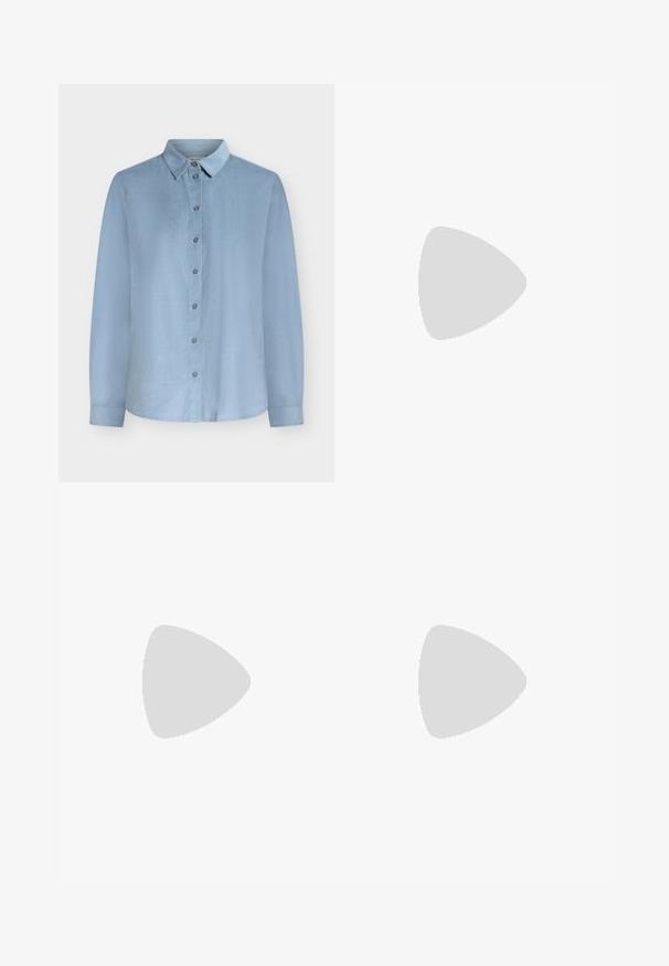 Lichtblauw overhemd met lange mouwen en knopen, met een spitse kraag en eenvoudige manchetten, afgebeeld tegen een effen witte achtergrond.; Lichtblauwe denimshorts met elastische tailleband en gebonden trekkoord, voorzien van zijzakken en rechte zoom.; Denim canvas sneaker met lichtblauwe bovenkant, witte zijstreep en rubberen gumzool. Voorzien van witte veters en een gevoerde kraag.; Donkerbruine leren handtas met dubbele handvatten, een voorvak met rits en twee verticale zijritsdetails op een witte achtergrond.