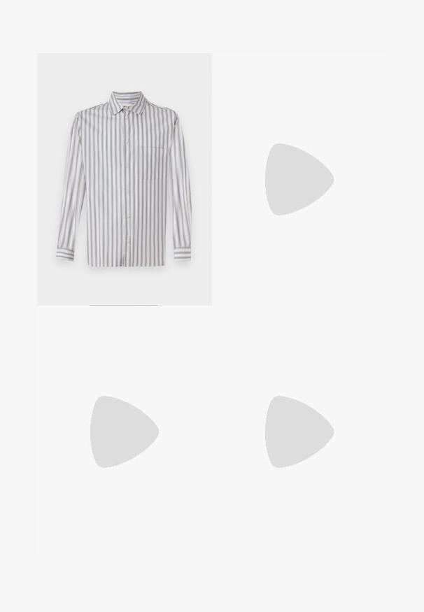 Hellgrau gestreifte Button-up-Bluse mit weißen vertikalen Streifen, langen Ärmeln, Kragen, einer einzelnen Brusttasche und feiner Textur.; Marineblaue Baumwollhose mit geradem Bein, Frontreißverschluss und Ein-Knopf-Verschluss. Glatte Textur ohne sichtbare Muster.; Glänzender schwarzer Leder-Loafer mit einem Riemendetail, auf einem beigen Teppich neben einem runden braunen Couchtisch in einem sanft beleuchteten Raum platziert.; Klare Plastiksonnenbrille mit dunkelblauen Gläsern, rechteckiger Form, dekorativen silbernen Akzenten an den Bügeln und einem strukturierten Muster an den Scharnieren.